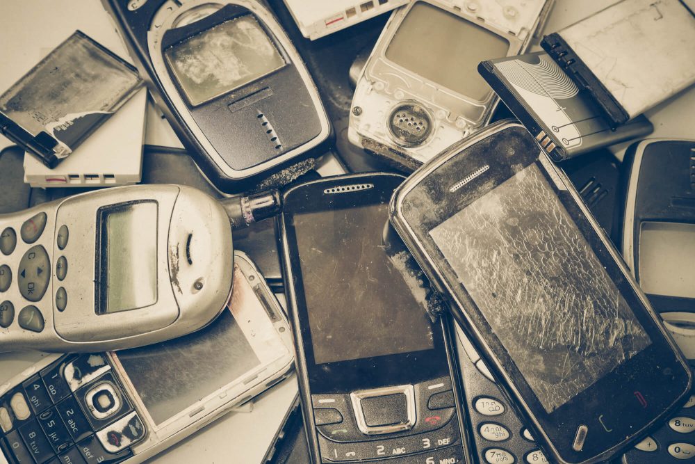 Como fazer o descarte correto de celulares - iHelpU