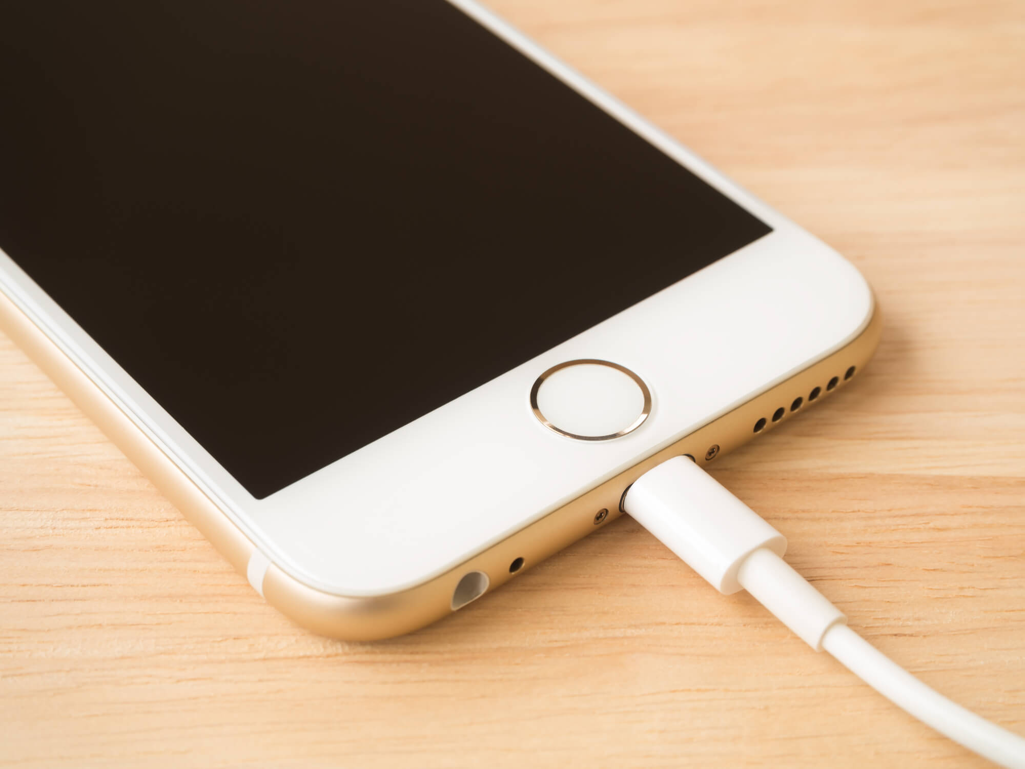 Meu iPhone só carrega desligado: por que isso acontece - iHelpU