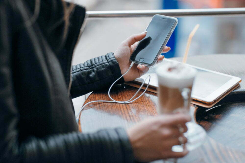 O que avaliar na hora de comprar peças para celular - iHelpU